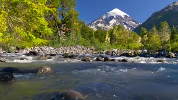 Wulkan Lanin w parku narodowym Lanin. Krajobraz z wulkanem, górską rzeką i zielonymi drzewami. Argentyna, Patagonia, Pojezierze — Wideo stockowe