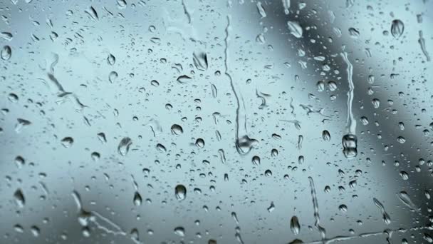 Дождь падает на боковое стекло автомобиля во время сильного дождя. Медленный выстрел — стоковое видео