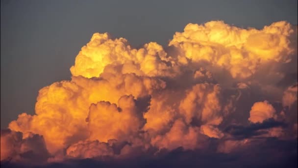 Pôr do sol nuvens fofas tempo lapso fundo. UHD 4K — Vídeo de Stock