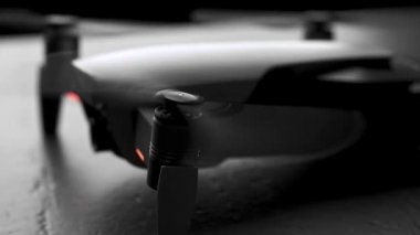 Tanınmayan dron quadcopter ile dijital fotoğraf makinesi