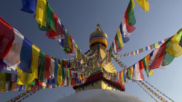 Banderas coloridas con escrituras budistas sobre una estupa en Nepal. UHD 4K — Vídeo de stock