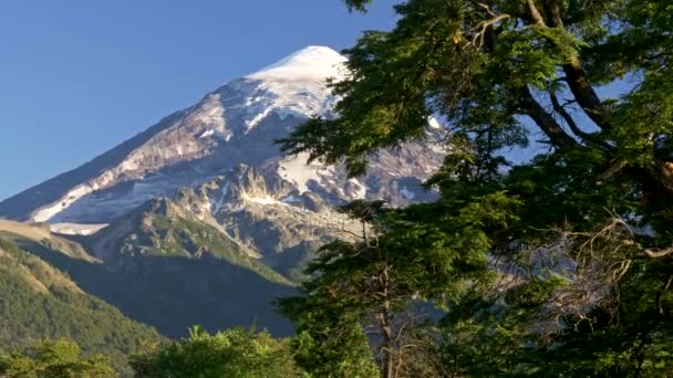 Κύμβαλο βολή του ηφαιστείου Lanin, στο Lanin εθνικό πάρκο. Παταγονία, Αργεντινή Lake district. 4k UHD — Αρχείο Βίντεο