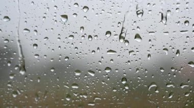 Yağmur damlaları yağmur sırasında pencere. Ağır çekim vurdu