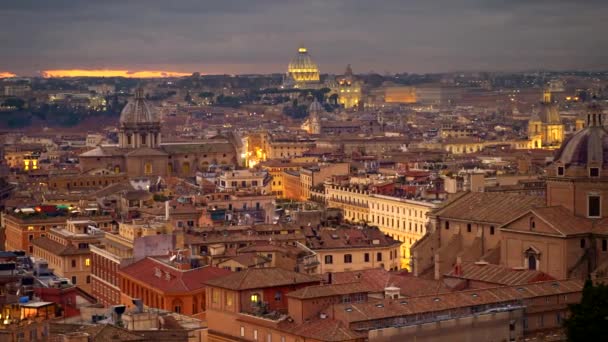 Roma, İtalya. Atış Roma eski şehir merkezinin güneş battıktan sonra kaydırma. Işıklı evler ve St Peters Katedrali, Vatikan, Roma. 4k, Uhd — Stok video