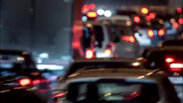 Caducidad del atasco de tráfico nocturno en la ciudad, hora pico. 4K UHD — Vídeo de stock