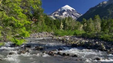 Bir dağ dere akan su. Lanin volkan arka planda görülmektedir. Güney And Dağları, Arjantin Şili sınırına yakın. 4k