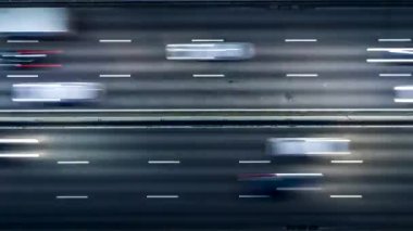 Otoyol trafik reçel şehir Bitirim. Hava gece görünümü zaman atlamalı şehir trafik. UHD 4k