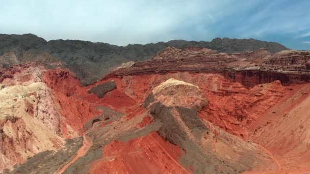 ケブラーダ ・ デ ・ ラスベガス周辺地域、アルゼンチン。南部アンデスの赤い岩。空中ショット、Uhd — ストック動画