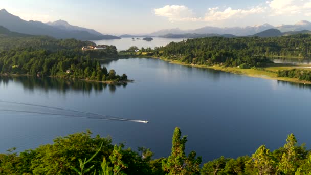 Barco a motor flotando a través de un hermoso lago. Lago Nahuel Huapi cerca de la ciudad de Bariloche en Patagonia, Andes del Sur, Argentina. 4K — Vídeo de stock