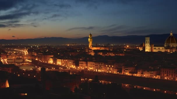 フィレンツェ、イタリア。日没の後の夕方の都市のパノラマ。フィレンツェ大聖堂、トッレ ・ ディ ・ アルノルフォ タワー、アルノ川にかかるヴェッキオ橋橋は、このパノラマで見られています。4 k — ストック動画