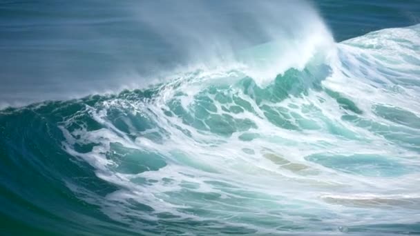 Величезні морські хвилі океану ковзають по поверхні води. Пікантна бірюзова хвиля під час штормової погоди. Повільний постріл — стокове відео