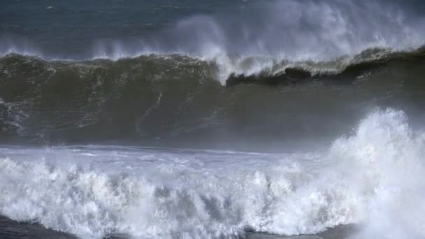 Γίγαντας και ψηλό εξαγριωμένος foamy ωκεάνιων κυμάτων σύνθλιψη ενάντια στην ακτή. Αργή κίνηση πυροβολισμό — Αρχείο Βίντεο