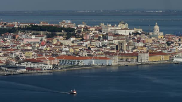 Trajekt, plovoucí na povrchu vody řeky Tajo. Pohled na staré město Lisabon, Portugalsko. 4k — Stock video