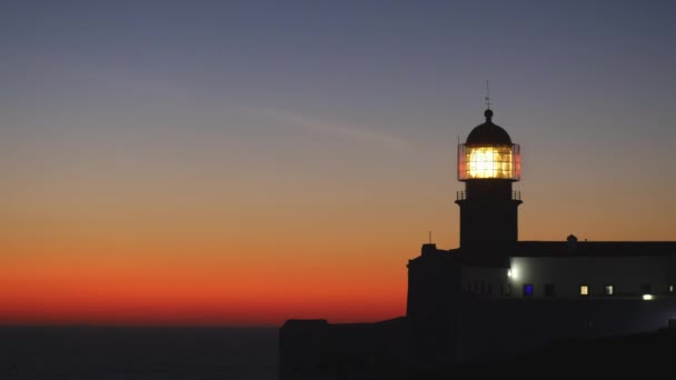 Leuchtturm am Abend kurz nach Sonnenuntergang. cape st. vincent, portugal. st. vincent ist der südwestlichste punkt portugals und kontinentaleuropas. 4k