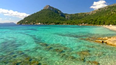 Masmavi su ile kumlu plaj. Mayorka Platja de Formentor plaj - Mallorca İspanya Balear Adaları. Uhd