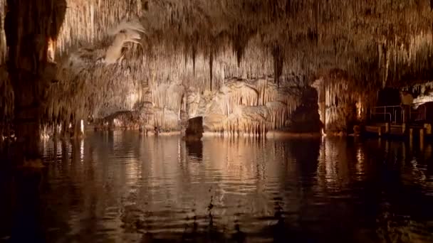 Cuevas del Drach na ilha de Maiorca, Espanha. Tiro estabilizado de lago em caverna de dragão de barco — Vídeo de Stock