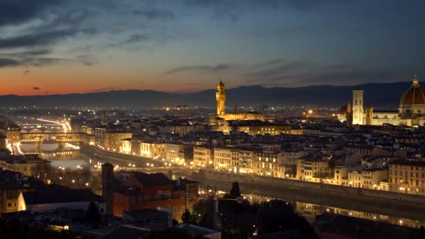 Floransa, İtalya. Güneş battıktan sonra akşam şehir panoraması. Floransa Katedrali, Torre di Arnolfo Kulesi, Arno Ponte Vecchio köprüden bu panorama görülür. 4k — Stok video