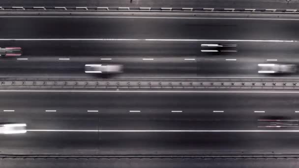 Aerial uppifrån och ned tids fördröjning av stads trafik i natten — Stockvideo