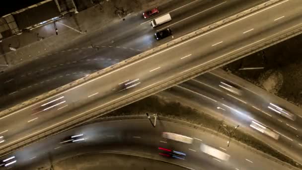 Verkehr am Autobahnkreuz. Luft Nachtsicht Zeitraffer Stadtverkehr. uhd, 4k — Stockvideo