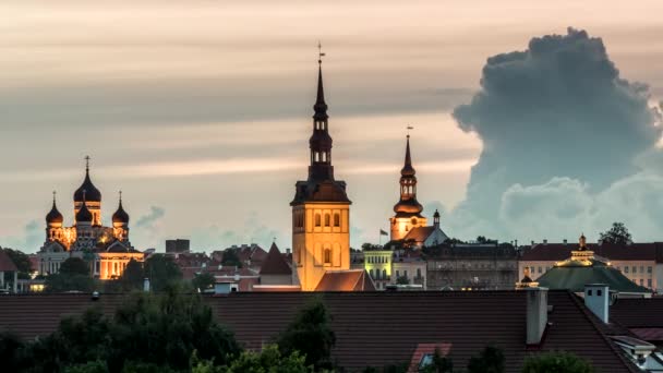 エストニア、タリンの旧市街の夕日の景色。町の真ん中にある屋根、鐘塔、教会。時間経過. — ストック動画