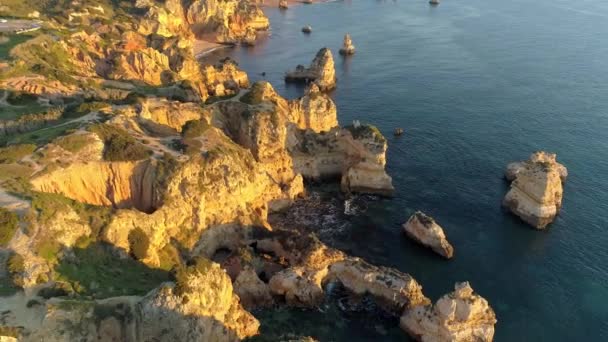 Algarve, Portekiz. Öğleden sonra güneşinde Atlantik okyanusu nun kıyısında uçuyor. Şeffaf turkuaz okyanus suyu. Havadan çekilmiş, 4k — Stok video