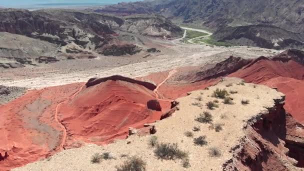 Survoler les rochers rouges au pied des Andes dans la vallée de Quebrada de Las Flechas près de Salta, Argentine. Plan aérien, 4K — Video