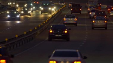 Yolda araba trafiği var. Birçok araba akşam ters yönlere sürüş. Uhd