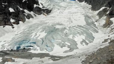 Norveç'teki büyük Tuftebreen buzulundan uçup gitti. Steinmannen ve Bakli yakınlarında. Havadan çekim, Uhd