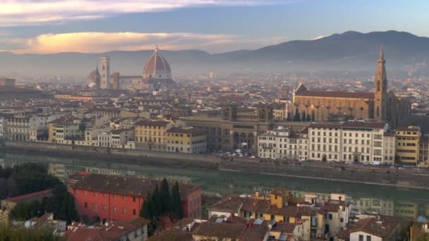 Ciudad de Florencia, Italia antes del atardecer. Panorama de la Catedral de Santa Maria del Fiore, Río Arno y Puente de Vecchio. Disparo panorámico, 4K — Vídeo de stock