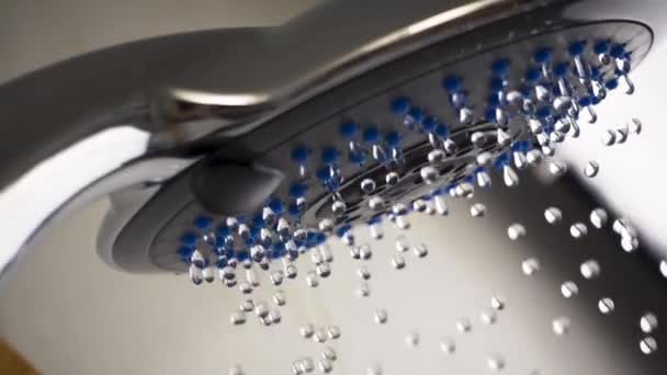 Krople wody powoli spada z głowicy prysznicu. Strzał z bliska w zwolnionym tempie — Wideo stockowe