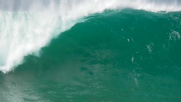 Enorme onda turquesa espumosa rolando a superfície do oceano. A costa do Oceano Atlântico em Portugal — Vídeo de Stock