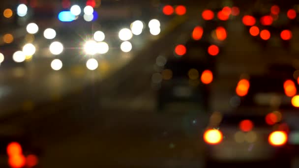 Вечером машины едут по дороге. Абстрактные красные, желтые и белые огни. 4K — стоковое видео