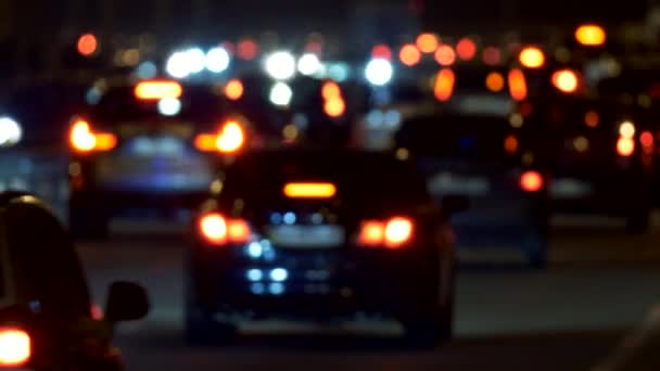 Hora de ponta engarrafamento na estrada à noite. Abstrato vista desfocada das luzes do carro são vistos. UHD — Vídeo de Stock