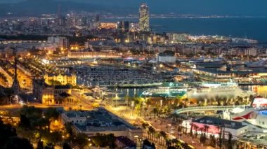 Barselona, Katalonya, İspanya güzel akşam görünümü. Zaman atlamalı Barcelona şehir ışıkları ve rıhtım çekim uzaklaştırmak. Uhd, 4k