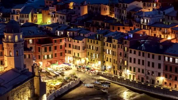 Wielokolorowe domy miejscowości Vernazza, wybrzeże Cinque Terre we Włoszech. Po zachodzie słońca upływ czasu, UHD — Wideo stockowe