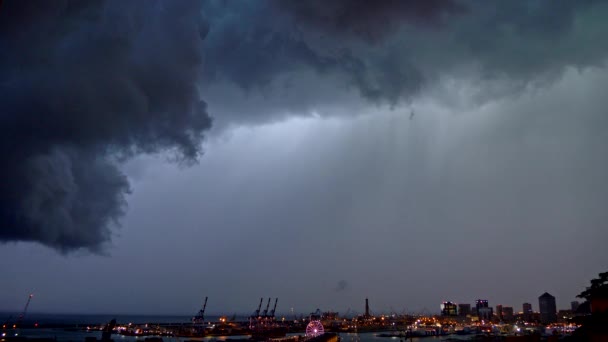 Nubes de tormenta con relámpagos por la noche en Génova, Italia. Flash bajo la ciudad de la noche — Vídeos de Stock