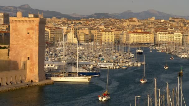 Το κάστρο του Αγίου Jean και το λιμάνι Vieux στη Μασσαλία της Γαλλίας. Θέα στο ηλιοβασίλεμα του yacth στο παλιό θαλάσσιο λιμάνι της Μασσαλία, 4K — Αρχείο Βίντεο