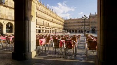 Salamanca Plaza Mayor pembe tablolar ve hasır sandalyeler ile kafe yürüyüş, İspanya. Salamanca Kastilya ve Leon topluluğunda ülkenin batı kesiminde bir şehirdir. 4k