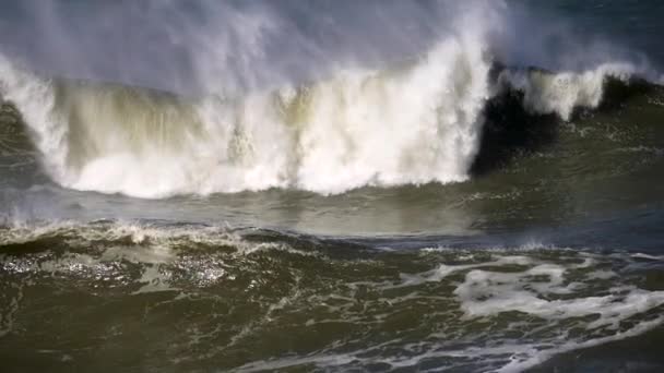 Шторм приближается. Зеленые пенные волны катятся по поверхности Атлантического океана в Португалии и ударяются о побережье. Медленный выстрел — стоковое видео