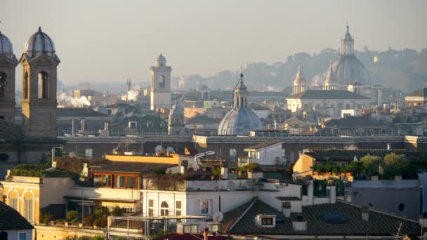 Roma, Itália. Tiro panorâmico da cidade velha durante uma manhã de inverno ensolarada brilhante. O fumo vem dos canos. Um dos telhados está coberto com musgo verde. UHD — Vídeo de Stock