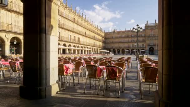 Passeggiando per il caffè con tavoli rosa e sedie di vimini in Plaza Mayor a Salamanca, Spagna. Salamanca è una città nella parte occidentale del paese nella comunità di Castiglia e Leon. 4K — Video Stock