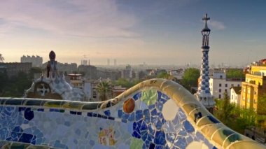 Guell Park'tan Barselona şehir manzarası vinç vurdu. Park Guell renkli mozaik binanın gün doğumu görünümü. Uhd, 4k