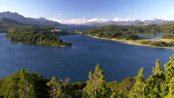 Wiatr wieje i powoduje fale na powierzchni jeziora Nahuel Huapi znajduje się w pobliżu miasta Bariloche, Patagonia, Argentyna. Południowe Andy rozciągają się przez horyzont. Strzał z Punto Panoramico — Wideo stockowe