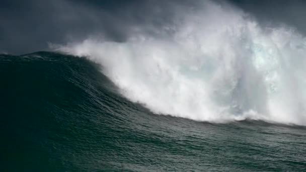Obrovská tyrkysová vlna s příbojem zvlněná hladinou oceánu. Pomalý pohyb