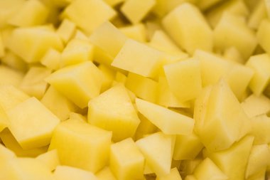 Ateş soyulmuş patates dilimleri yemek için hazır kadar kapatın