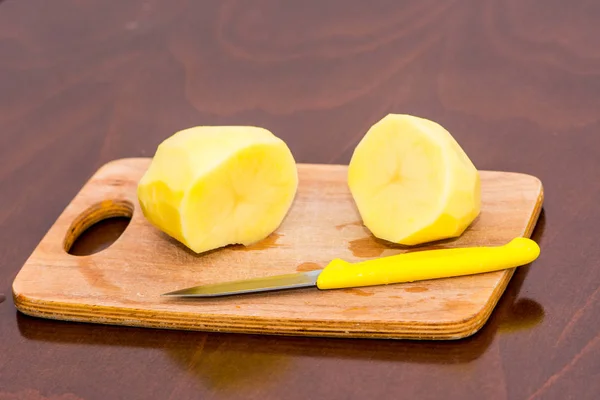 Patatas Peladas Cortadas Dos Mitades Tablero Madera Listo Para Preparar —  Fotos de Stock