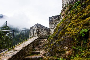 Türkiye 'de Trabzon kentinde ünlü zil kalesine giderken kaya merdivenleri
