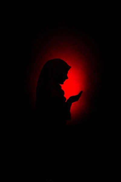 Silhouette Einer Muslimischen Frau Die Allah Betet — Stockfoto