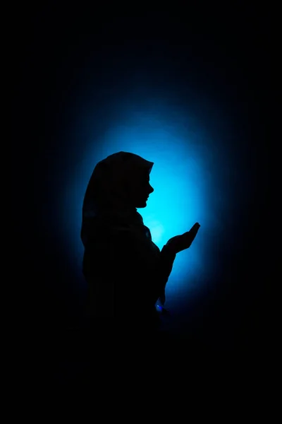 Silhouette Una Donna Musulmana Che Prega Allah — Foto Stock