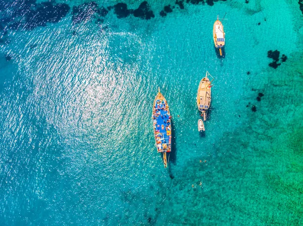 Ege Denizi ve Bodrum şehir Türkiye'de gemilerde dron görünümüne